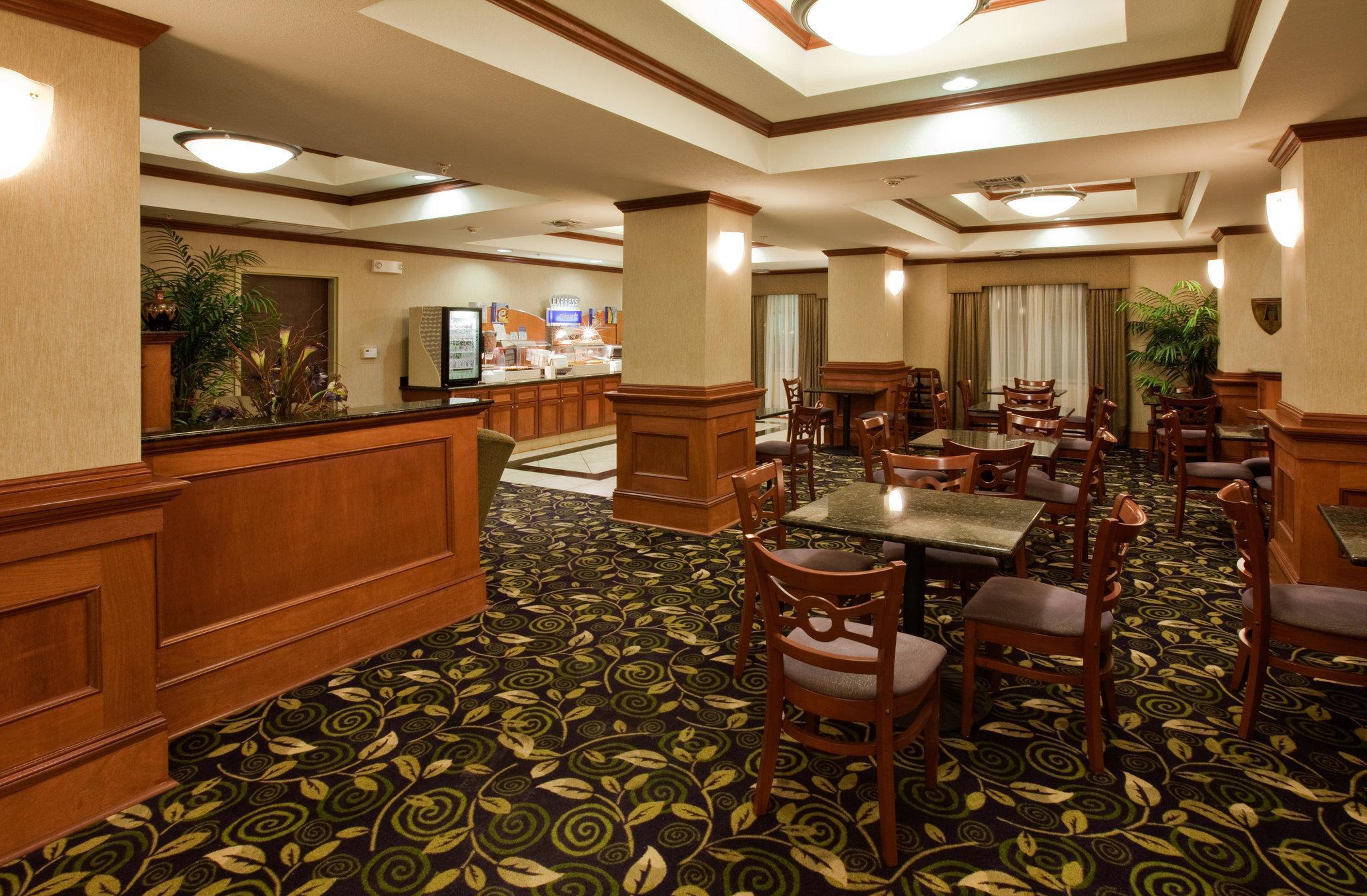 Holiday Inn Express Hotel And Suites Ada By Ihg Exterior photo